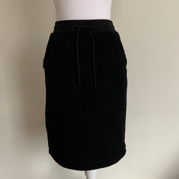NEW no tag Uniqlo Skirt XS size. Super warm, perfect for cold seasons. - Picture 3 of 8